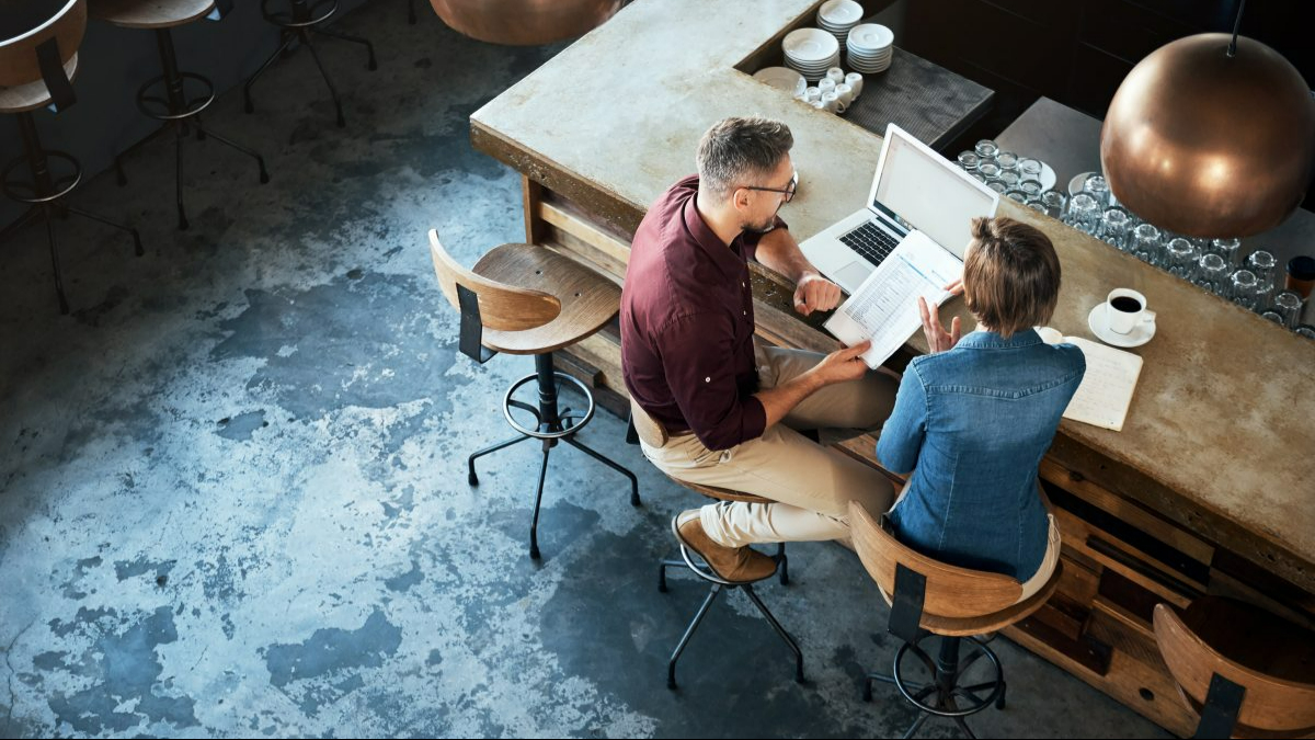 colleghi consultano un documento su contabilità, fiscalità e payroll