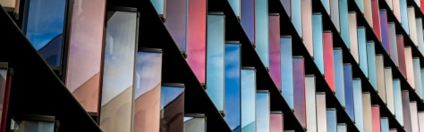 immagine da vicino di un palazzo colorato