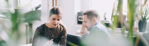 Deux professionnels en séance de conseil comptable, examinant des documents ensemble