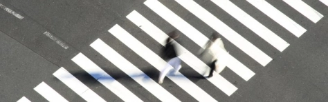 persone che camminano su strisce pedonali