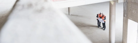 ripresa dall'alto di due operai che lavorano ad una costruzione di una casa