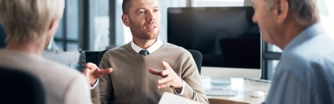 Drei Personen besprechen die Top-Themen der deutschen C-Suite für 2026