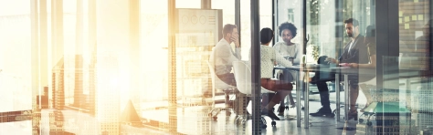 Personen sprechen über das Inhouse-Vergaben aktuell – Praxisupdate 2026