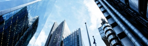 grattacieli con sfondo del cielo blu