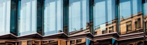 riflesso di un palazzo storico nelle vetrate di un palazzo moderno