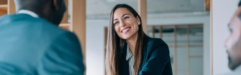 businesswoman che stringe la mano con il sorriso ad un collega
