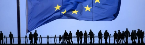 bandiera europea che sventola davanti ad un gruppo di persone