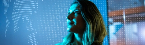 businesswoman che guarda ad un ologramma del mondo