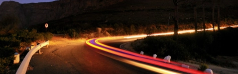 strada illuminata con rosso e giallo che passa in una strada di campagna
