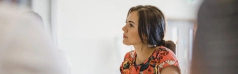 businesswoman ascolta in sala meeting una conversazione