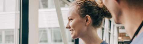 Professionnelle de santé souriante dans un établissement de soins
