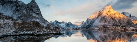 montagne su un lago con riflesso