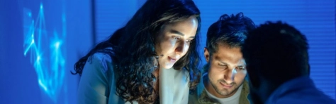 tre colleghi guardano sullo schermo di un tablet