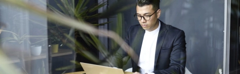 businessman al computer