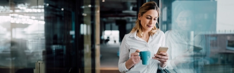 Headerbild - CSRD-Referentenentwurf: Frau mit Kaffeetasse