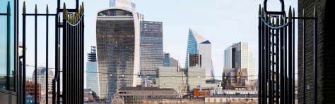 UK, London, The bank of Thames with view of the financial district behind