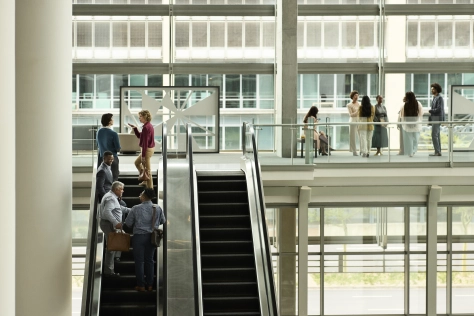 Les transformations du secteur public exigent des changements organisationnels, culturels et humains profonds. Les administrations et opérateurs publics doivent s’adapter à un environnement en constante évolution, tout en maintenant la qualité du service rendu aux citoyens.