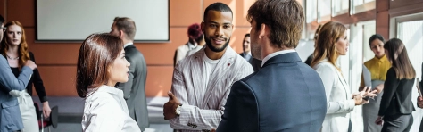 Sprechende Menschen auf dem Stiftungsforum in Berlin