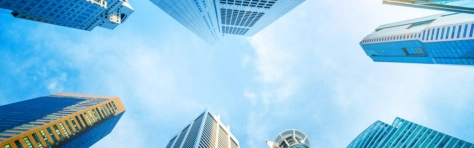 view dal basso di grattacieli con cielo azzurro
