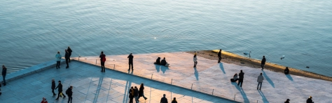 An image of people walking along Oslo's harbour promenade