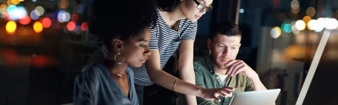 Personen an einem PC