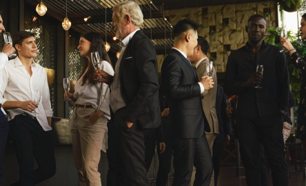 Groupe de personnes partageant un moment convivial autour d'un verre