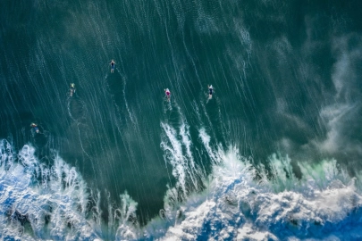 onde del mare con surfisti