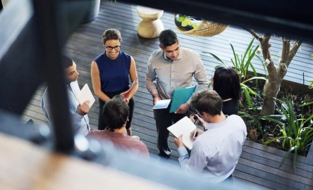 Header groupe de personnes matinale evenement