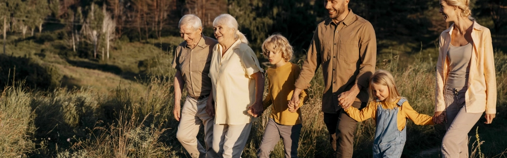 0bfb64fcc83e-full-shot-happy-family-nature.jpg.webp 0bfb64fcc83e-full-shot-happy-family-nature.jpg.webp