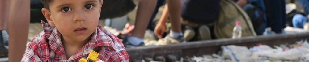 d25db4e859c9-Folkenkirkens-Noedhjaelp_Lille-barn_1086x202.jpg.webp d25db4e859c9-Folkenkirkens-Noedhjaelp_Lille-barn_1086x202.jpg.webp