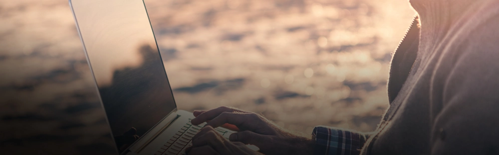 1520cc6857fa-Man-working-outside-sea-ocean-beach-relaxing-header-1600x700.jpg.webp 1520cc6857fa-Man-working-outside-sea-ocean-beach-relaxing-header-1600x700.jpg.webp