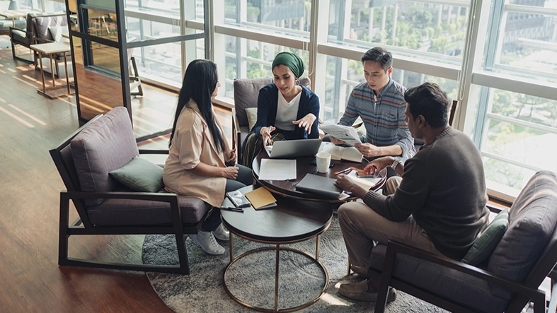 Pese a reportes a la CMF, algunas empresas han aumentado sus brechas salariales de género Pese a reportes a la CMF, algunas empresas han aumentado sus brechas salariales de género