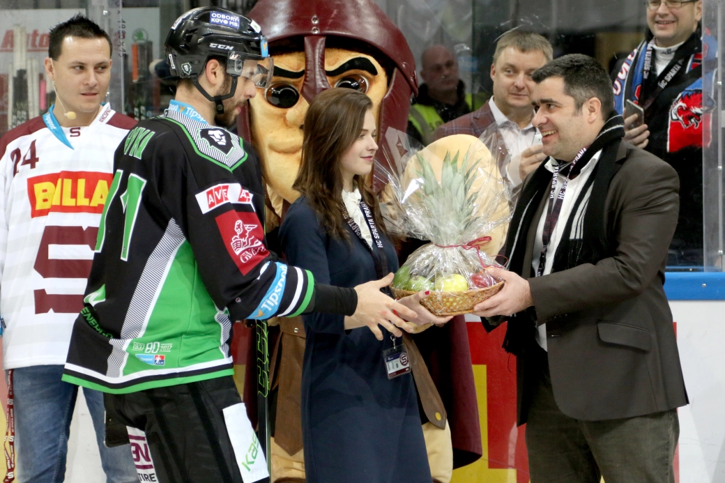 Nicolas Candy oceňuje nejlepšího hokejistu utkání Tomáše Hyku.