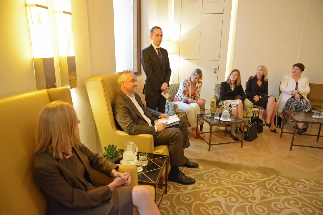 27-5-2014 Business woman 1