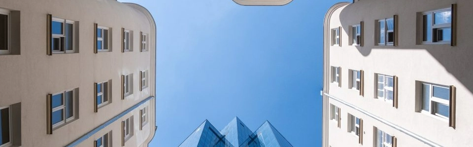 ripresa dal basso di due palazzi con al centro un'apertura verso il cielo