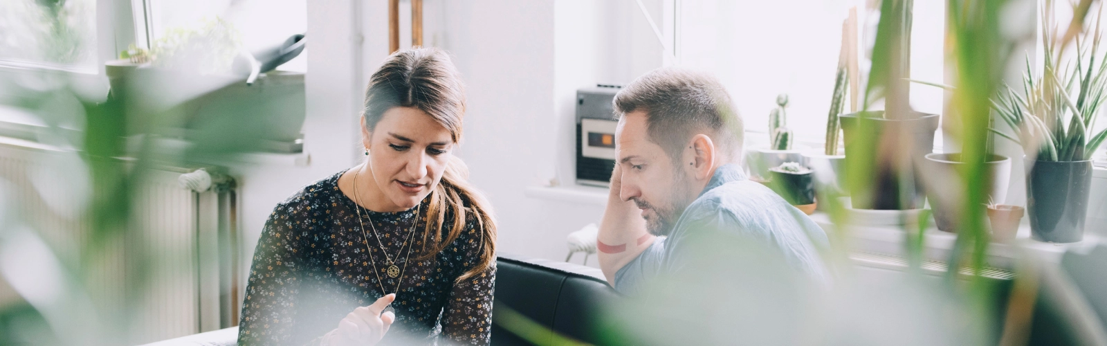 Deux professionnels en séance de conseil comptable, examinant des documents ensemble