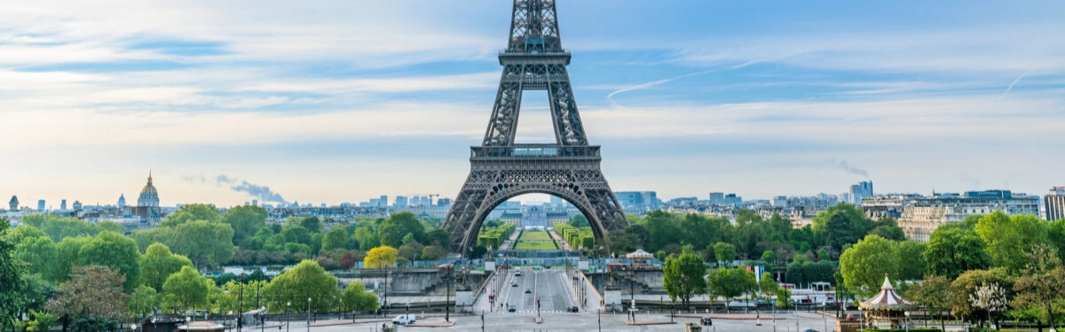torre eiffel da lontano con visione della città