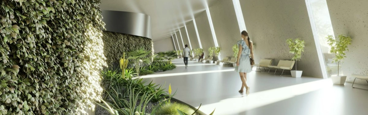 ragazza che cammina in un corridoio contornato di piante