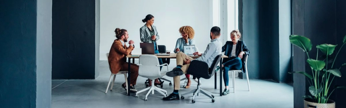 colleghi intorno ad un tavolo che parlano e ridono