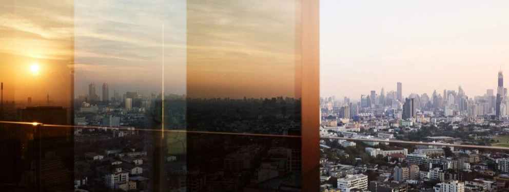 skyline di Bangkok al tramonto con riflesso nel vetro di un palazzo