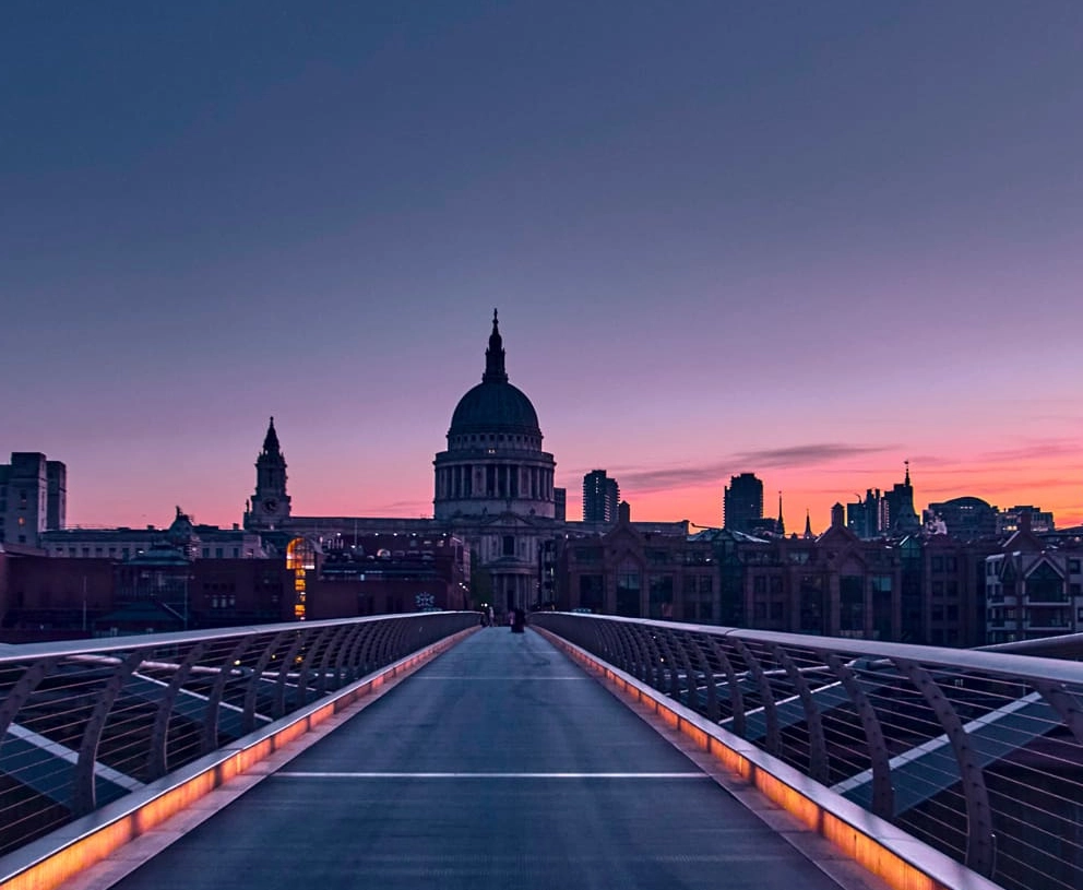 un ponte con alla fine una cupola al tramonto